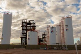 Refinería de NAO Argentina en Plaza Huincul, eje del abastecimiento energético regional