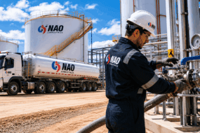 Abastecimiento de diésel para operación industrial con camión cisterna y tanques de almacenamiento